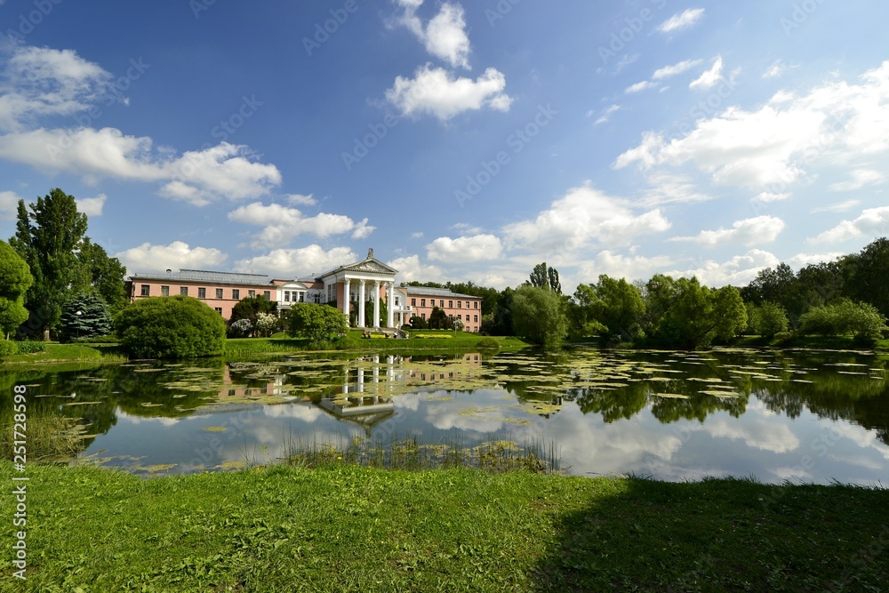 Obraz premium Lake and Park building in the morning 