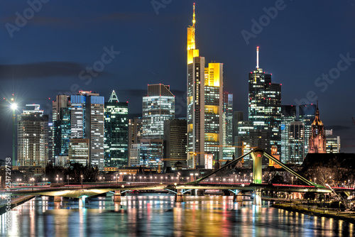 Das Bankenviertel von Frankfurt am Main bei Nacht und künstlicher Beleuchtung