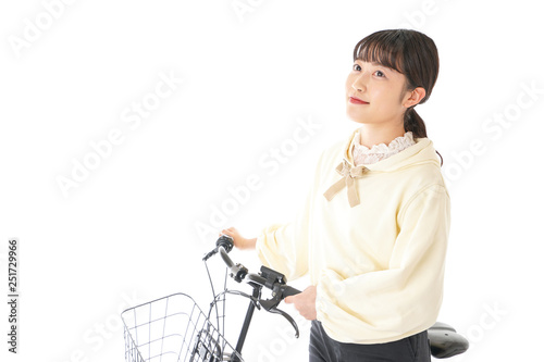 自転車を運転する若い女性