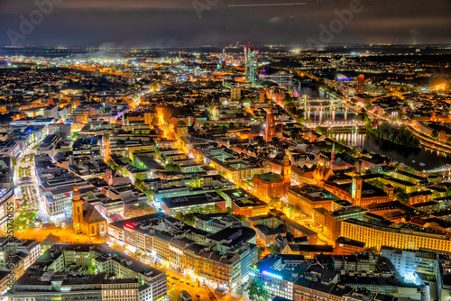 Übersicht über die Innenstadt von Frankfurt am Main bei Nacht