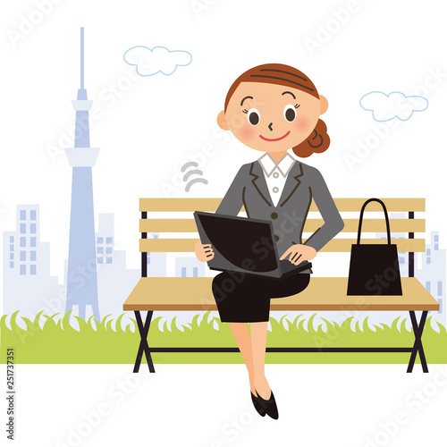 パソコンを操作する女性会社員