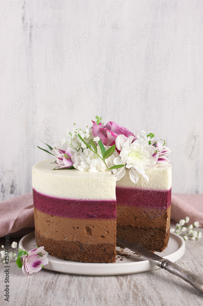 Fresh flowers decorated layered cake Fresh flowers decorated layered cake