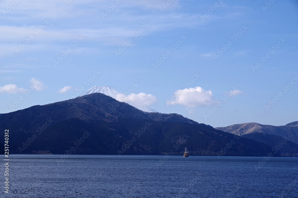 芦ノ湖遊覧船と富士山