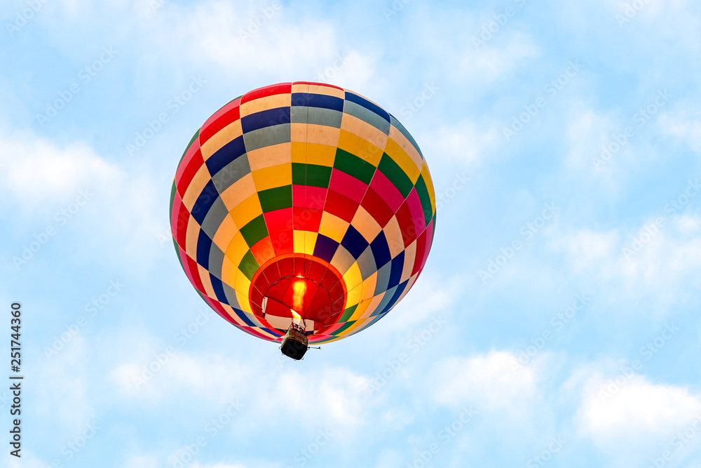 Naklejka premium Colorful hot air balloons floating above the lake with blue sky in Chiang Rai, Thailand