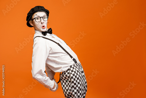 Εκτύπωση καμβά Portrait of an actor as a pantomime with white facial makeup showing expressive