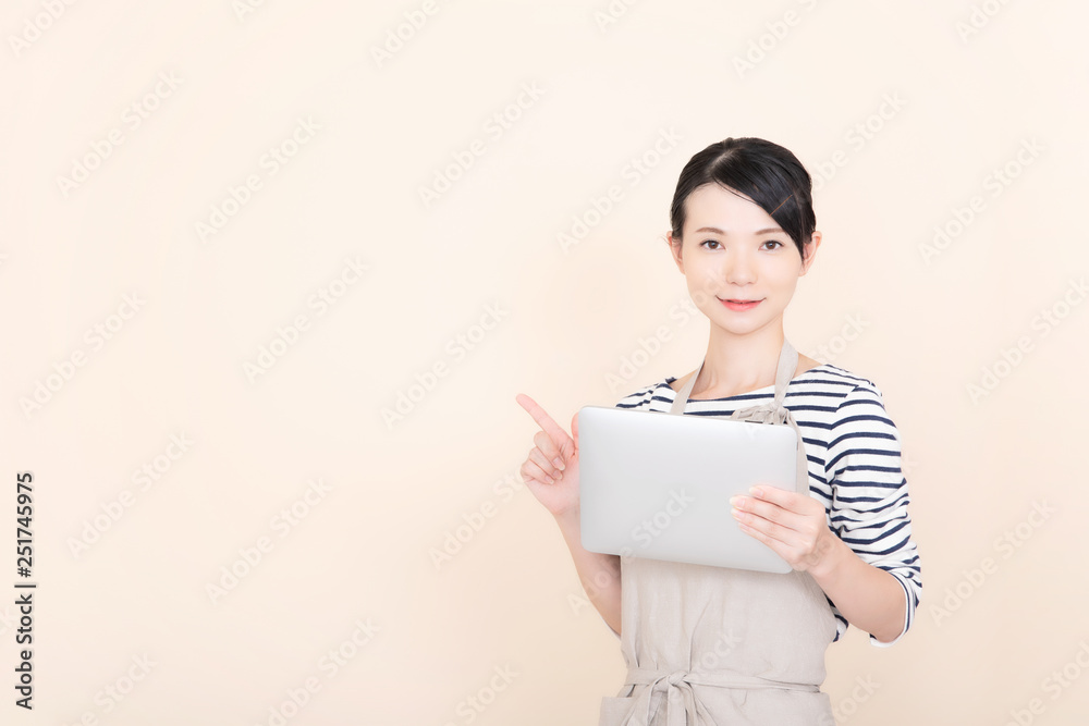 エプロンの女性