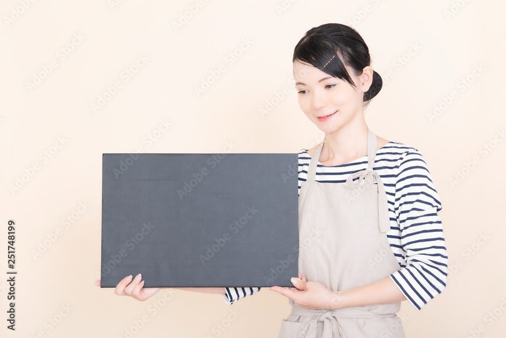 エプロンの女性