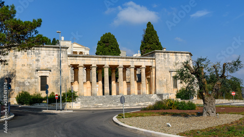 wejście na cmentarz w Alberobello