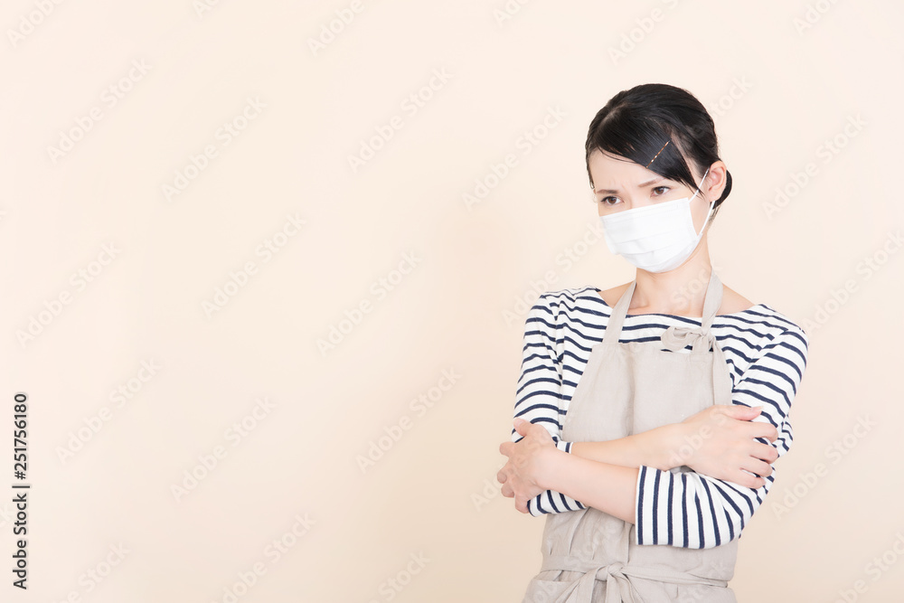 エプロンの女性