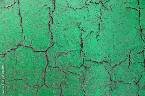 Fotografie close up broken surface of deteriorating green tennis court floor