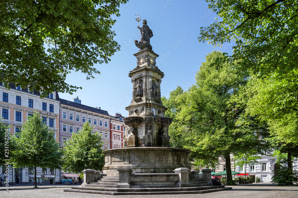 Hansaplatz Hamburg mit Brunnen sonnnig