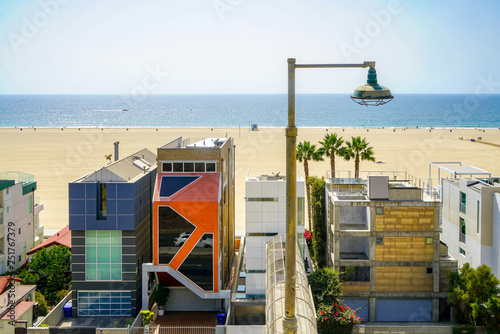 houses besides the beach in los angelus 