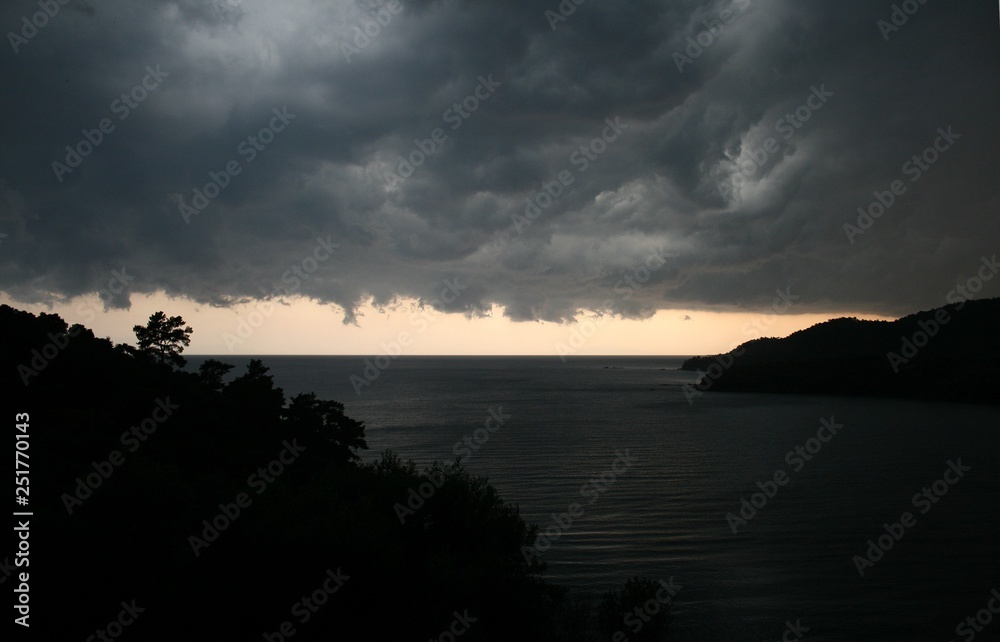 Unwetter über dem Meer