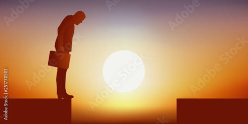 Concept de l’échec avec un homme dans une impasse, debout au bord d’un gouffre qui l’empéche de rejoindre la rive opposée et le force à renoncer devant l’obstacle.