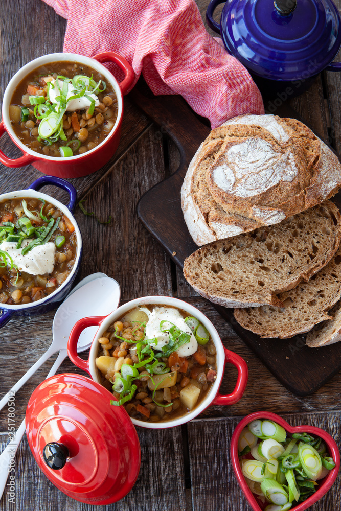 Rustikale Linsensuppe mit frischem Brot Rustikale Linsensuppe mit frischem Brot