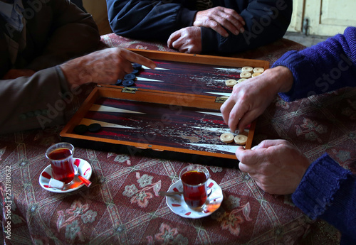 Fototapeta people playing backgammon