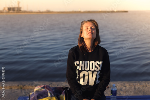 Fotografi Relaxed beautiful young white caucasian woman with her eyes closed facing to the sky
