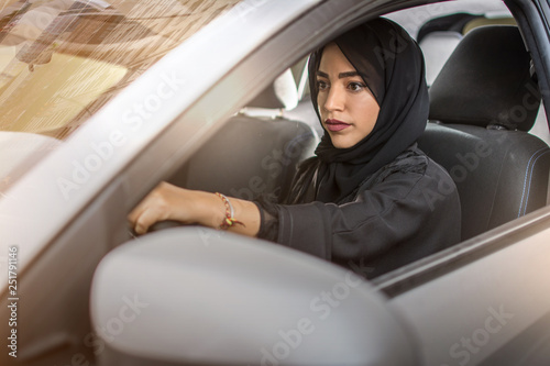 Canvas Print Beautiful muslim woman driving car