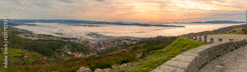 Foto panoramica de la cuidad de Covilha y el Valle de Cova de Beira en Portugal