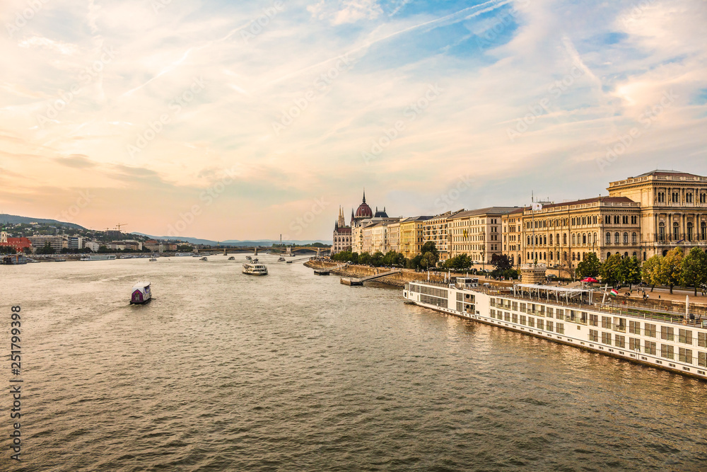 Budapeszt - krajobraz miasta z rzeką Dunaj. Statki na rzece Dunaj. Nabrzeże Dunaju i zabudowania Budapesztu.