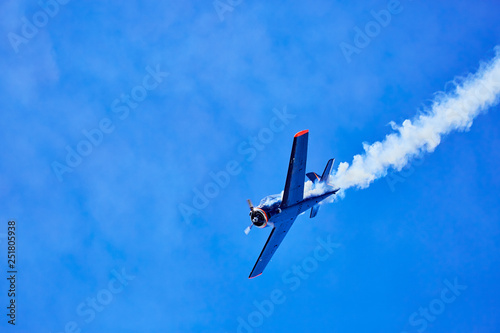 Warbird beim Kunsflug am blauen Himmel