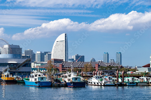 横浜港から見えるみなとみらいと船 © maruboland