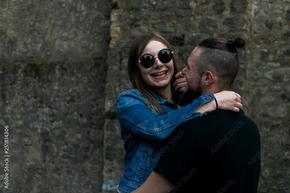 Mann hält seine Freundin im Arm, beide lachen