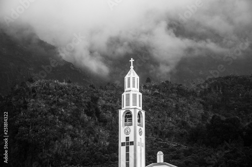 Église au milieu des montagnes photo