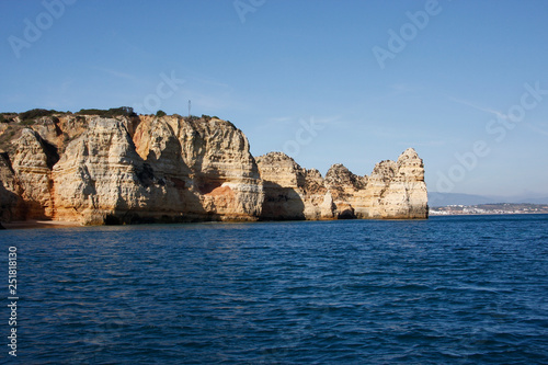 Penhasco com as suas falésias a entrar pelo mar, localizada em Portugal, vista do mar.