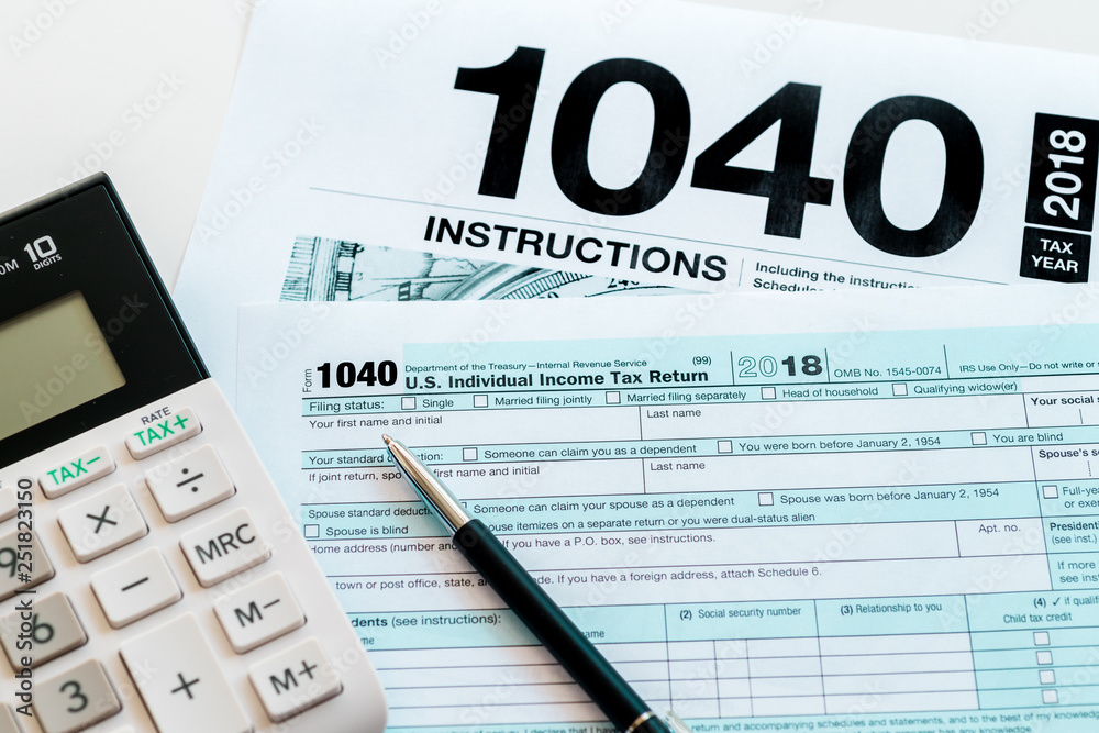 New 2019 IRS 1040 tax form, instructions, pen and calculator foto de Stock  | Adobe Stock