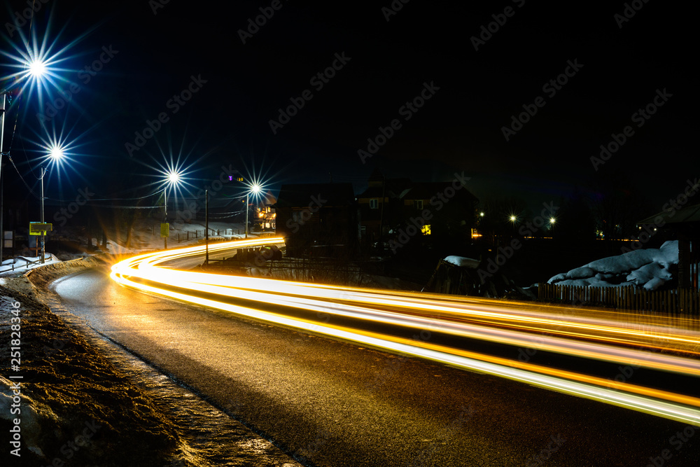 Magnificent shake the light of car lights in the evening on the highway with the stars of streetlights