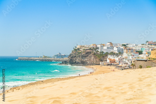 Fototapeta Naklejka Na Ścianę i Meble -  Beautiful, wide sandy beach in Morro Jable, Fuerteventura, Spain