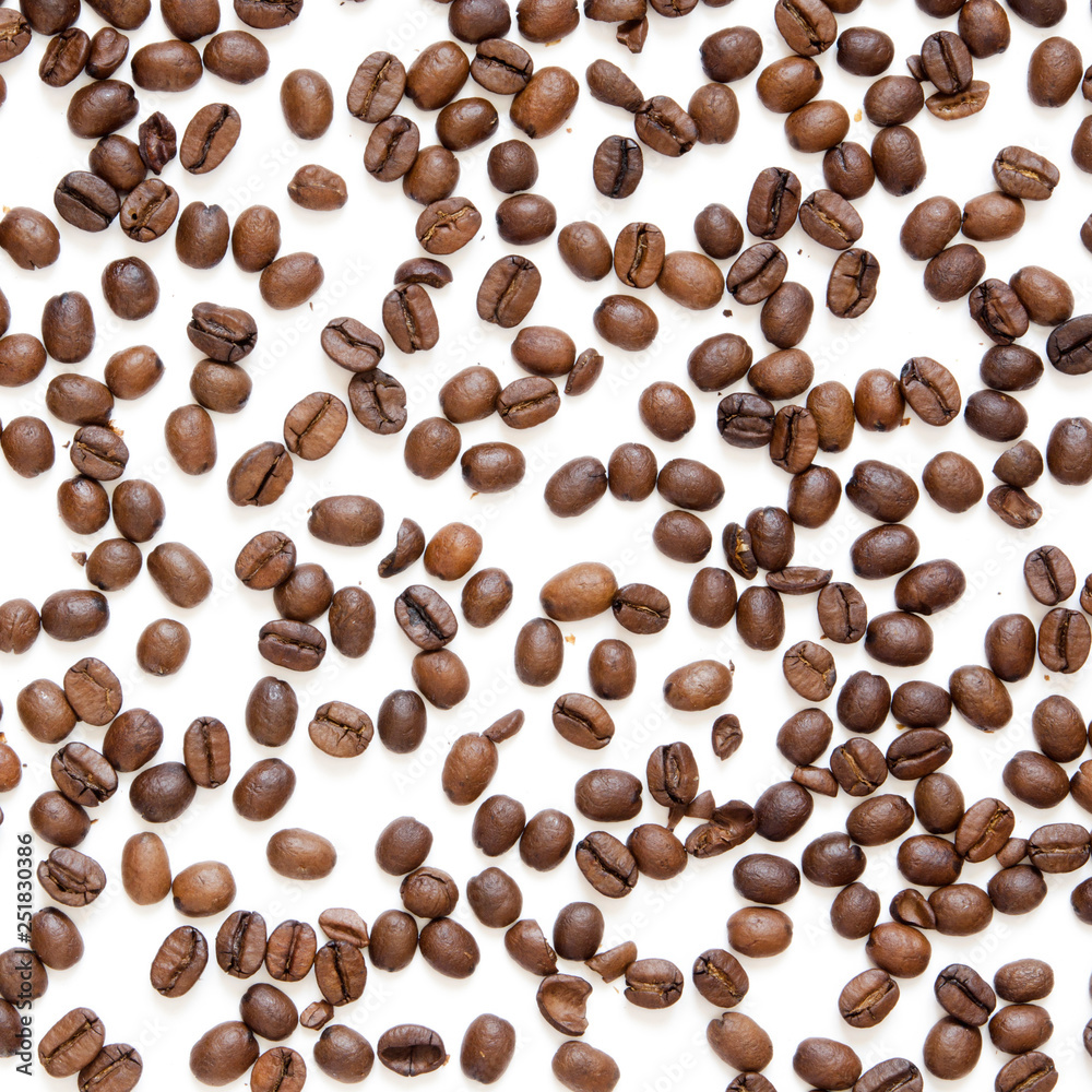 Naklejka premium Coffee beans pattern. Isolated on a white background. - Image