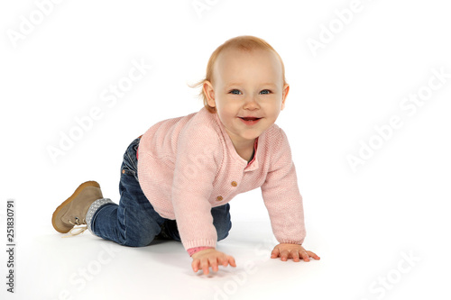Rothaariges Baby krabbelt