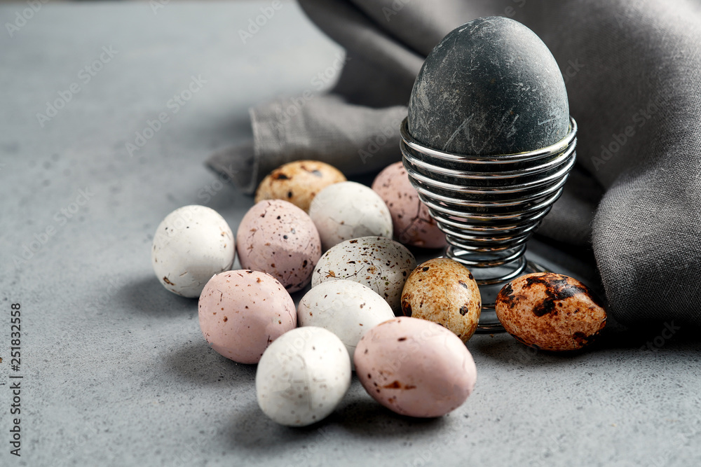Obraz premium Painted Easter quail eggs on a concrete background