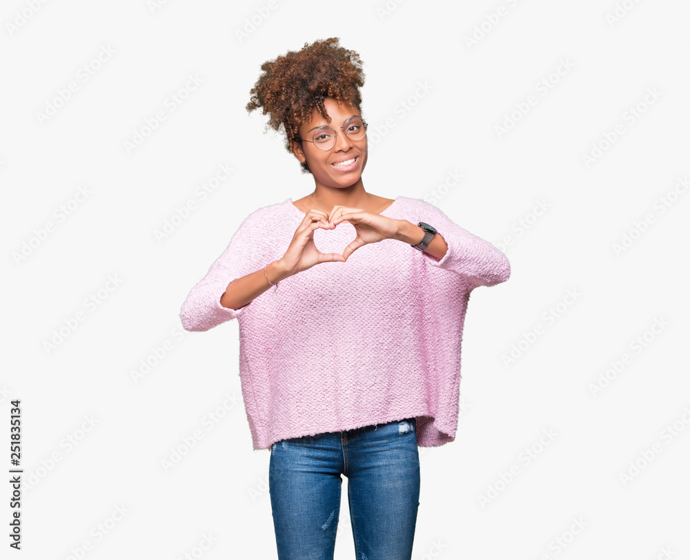 Φωτογραφία Beautiful young african american woman wearing glasses over isolated background smiling in love showing heart symbol and shape with hands