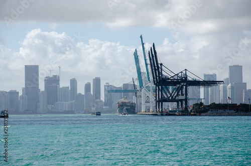 Fracht Hafen in der Grosstadt Miami, Industrie und Technologie in urbanem Gebiet photo