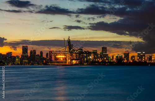 Miami Downtown Skyline mit Frachtschiff und Hafen Kräne