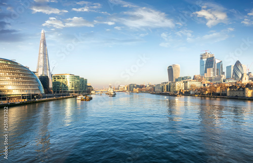 Die Skyline von London am Morgen: entlang der Themse mit Blick auf die City und London Bridge