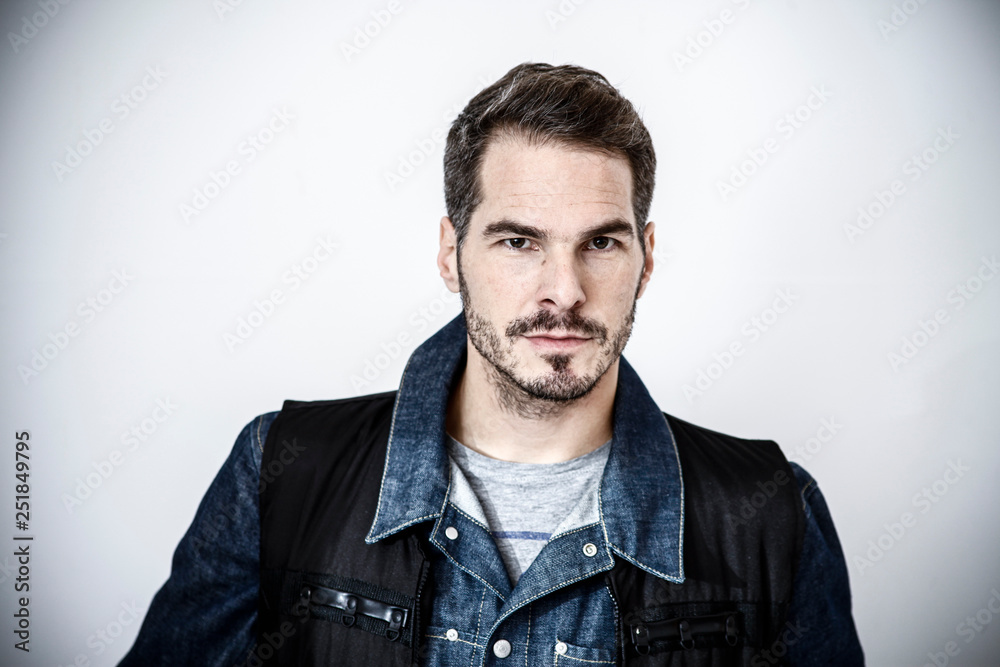 Portrait von einem Mann mit Bart undSschnäuzer Portrait von einem Mann mit Bart undSschnäuzer