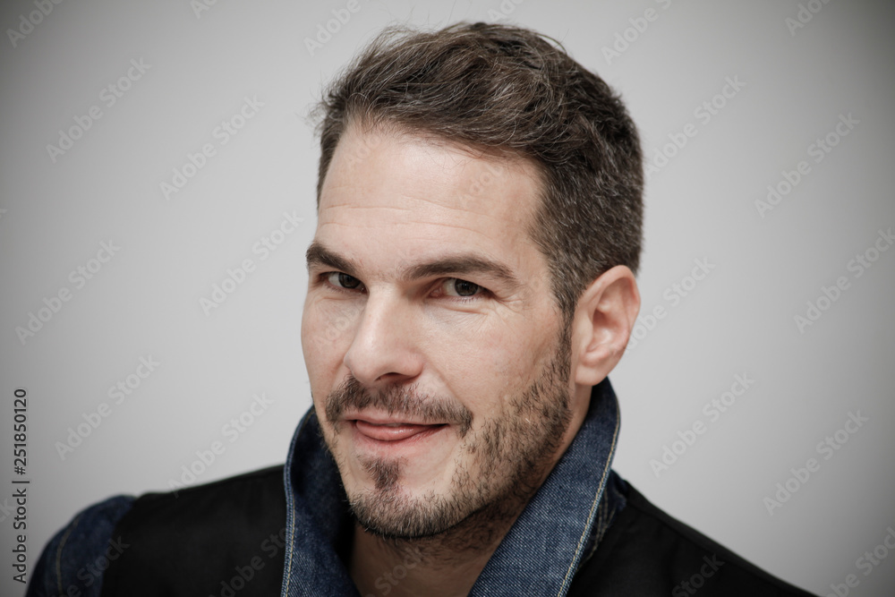Portrait von einem Mann mit Bart undSschnäuzer Portrait von einem Mann mit Bart undSschnäuzer