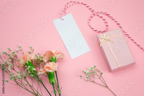 top view  floral  frame with mock up empty label and gift box pink background © dvulikaia
