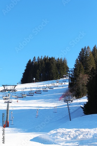Skipiste mit Sessellift, Schlepplift und Schneekanonen, Tirol, Österreich