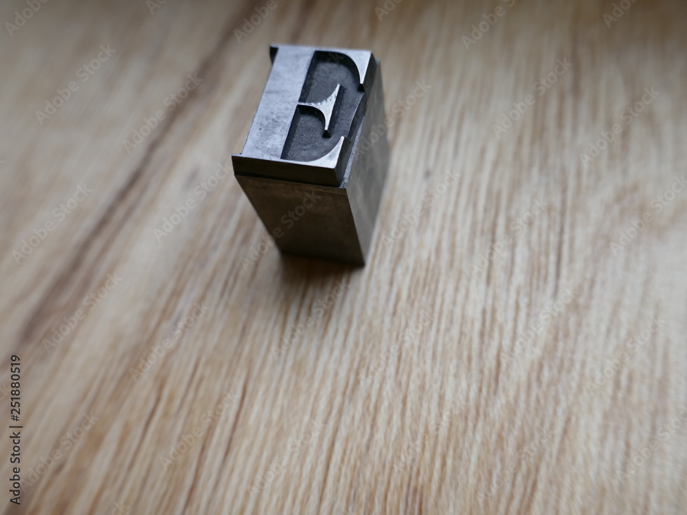 e, buchstabe e, bleiletter, lettern, buchdruck, alphabeth, druck, druckerei, drucken, gutenberg, johannes gutenberg, schwarze kunst, typographie, didot, e, buchstabe e, bleiletter, lettern, buchdruck, alphabeth, druck, druckerei, drucken, gutenberg, johannes gutenberg, schwarze kunst, typographie, didot,