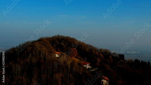 in volo sulla collina
