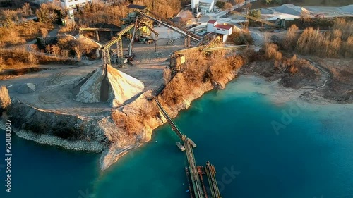 la fabbrica sul lago