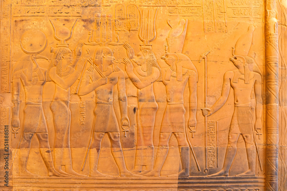 Kom Ombo am Nil in Ägypten, Relief im Sandstein der Tempelanlage. Kom Ombo am Nil in Ägypten, Relief im Sandstein der Tempelanlage.