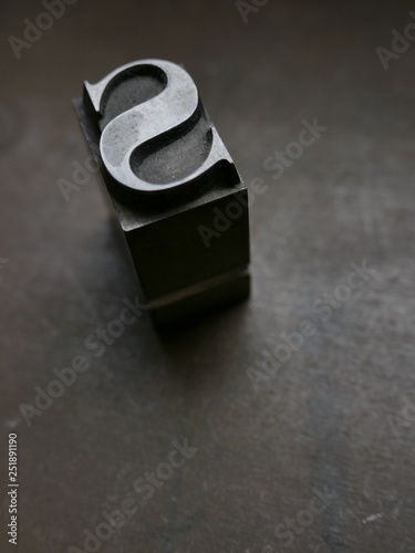 s, buchstabea s, bleiletter, lettern, buchdruck, alphabeth, druck, druckerei, drucken, gutenberg, johannes gutenberg, schwarze kunst, typographie, Großbuchstabe, vokal, konsonant, majuskeln, versalien