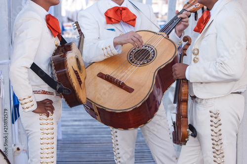 Mariachi con costume tipico e chitarra photo