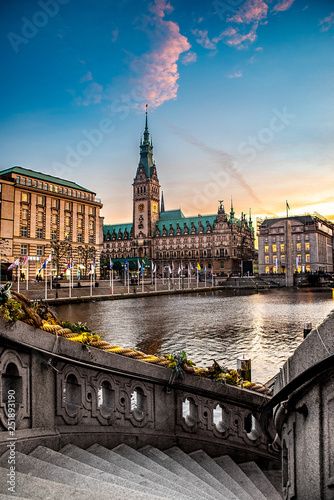 Das Rathaus der Hansestadt Hamburg mit Treppe im Vordergrund